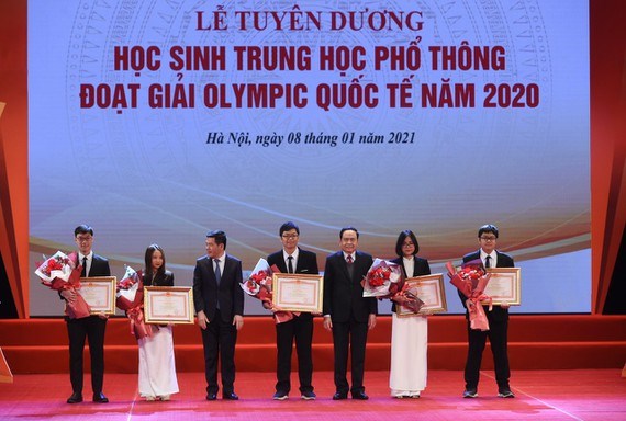 ​Trao thưởng cho học sinh đoạt giải Olympic khu vực v&agrave; quốc tế năm 2020