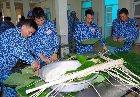 Thi g&oacute;i b&aacute;nh chưng giữa c&aacute;c đơn vị tr&ecirc;n t&agrave;u ngầm 183-TP. Hồ Ch&iacute; Minh