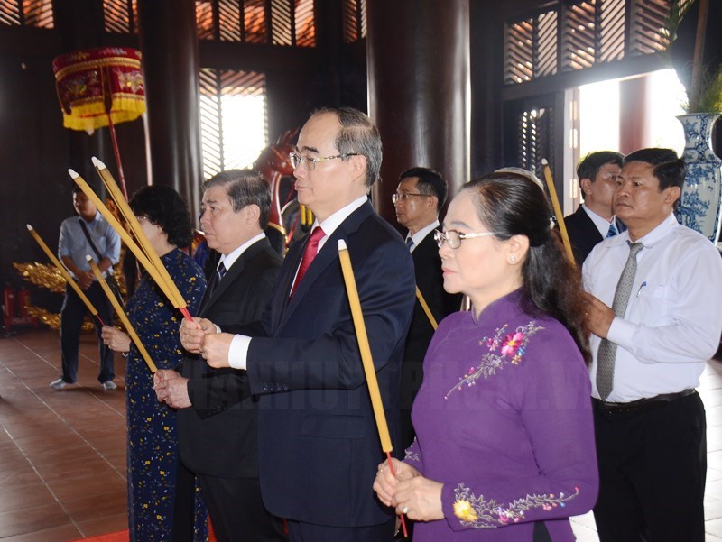 Sau Lễ d&acirc;ng c&uacute;ng b&aacute;nh t&eacute;t l&ecirc;n Quốc tổ H&ugrave;ng Vương, l&atilde;nh đạo Th&agrave;nh ủy, HĐND, UBND, Ủy ban MTTQ Việt Nam TP đ&atilde; đến d&acirc;ng hoa, d&acirc;ng hương tại đền thờ Đức Lễ Th&agrave;nh hầu Nguyễn Hữu Cảnh trong Khu C&ocirc;ng vi&ecirc;n Lịch sử - Văn h&oacute;a D&acirc;n tộc TPHCM, phường Long B&igrave;nh, Quận 9.