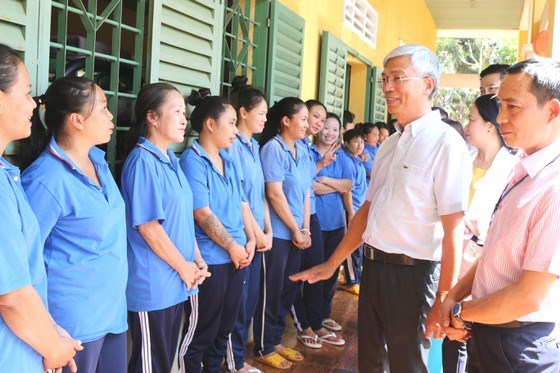 Ph&oacute; Chủ tịch UBND TPHCM V&otilde; Văn Hoan thăm hỏi học vi&ecirc;n đang được chăm s&oacute;c, điều trị tại Cơ sở cai nghiện ma t&uacute;y Ph&uacute; Nghĩa (huyện B&ugrave; Gia Mập, tỉnh B&igrave;nh Phước)&nbsp;