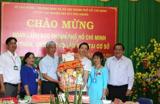 Ph&oacute; Chủ tịch UBND TPHCM V&otilde; Văn Hoan thăm, ch&uacute;c tết Cơ sở cai nghiện ma t&uacute;y Ph&uacute; Nghĩa