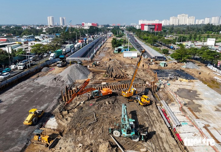 C&aacute;c đơn vị đang cấp tập l&agrave;m những phần việc cuối c&ugrave;ng ở dự &aacute;n hầm chui Nguyễn Văn Linh - Ảnh: CH&Acirc;U TUẤN