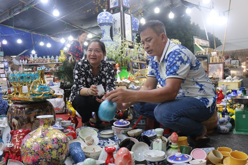 Người d&acirc;n cho biết, phố thương mại - dịch vụ c&oacute; đa dạng c&aacute;c mặt h&agrave;ng từ b&agrave;n ghế, ch&eacute;n b&aacute;t, đồ ăn... gi&aacute; cả hợp l&yacute;, ph&ugrave; hợp với kinh tế của nhiều gia đ&igrave;nh.