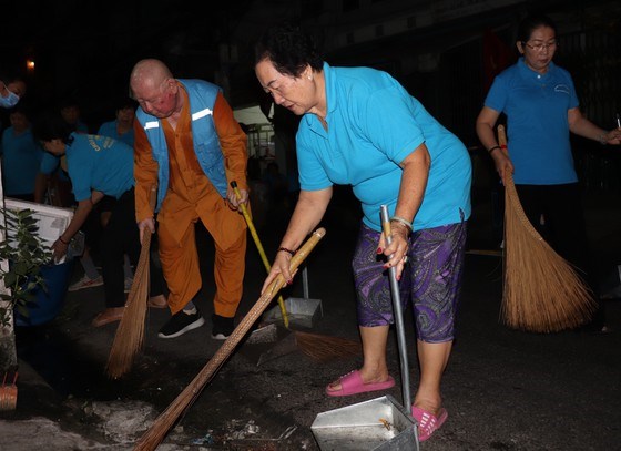 Chung tay l&agrave;m vệ sinh v&agrave;o ng&agrave;y cuối năm