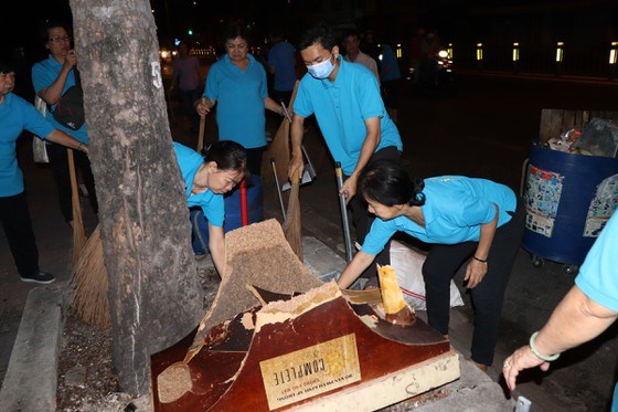 Chung tay dọn những phần r&aacute;c cồng kềnh bỏ tr&ecirc;n đường phố