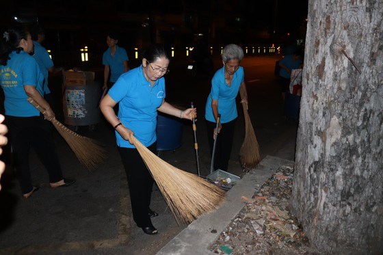 Đồng ch&iacute; V&otilde; Thị Dung c&ugrave;ng người d&acirc;n dọn vệ sinh s&aacute;ng 22-1