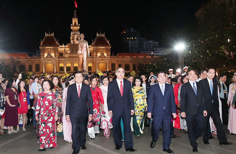 L&atilde;nh đạo TPHCM v&agrave; c&aacute;c đại biểu tham quan đường hoa