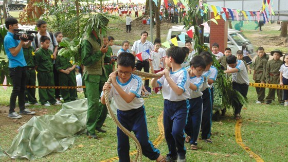 Học sinh tham gia một hoạt động ngo&agrave;i giờ ch&iacute;nh kh&oacute;a tr&ecirc;n địa b&agrave;n quận 1