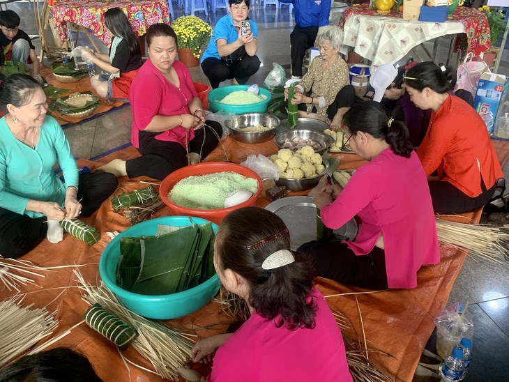 Kh&ocirc;ng kh&iacute; thi g&oacute;i b&aacute;nh t&eacute;t rộn r&agrave;ng ở c&aacute;c đội thi. Trong h&igrave;nh l&agrave; đội thi quận T&acirc;n Ph&uacute; - Ảnh: HO&Agrave;I PHƯƠNG