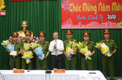 &Ocirc;ng Ng&ocirc; Minh Ch&acirc;u tặng hoa, ch&uacute;c mừng lực lượng ph&aacute; &aacute;n