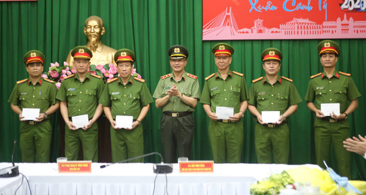 Trung tướng L&ecirc; Đ&ocirc;ng Phong tặng thư khen, thưởng n&oacute;ng lực lượng ph&aacute; &aacute;n