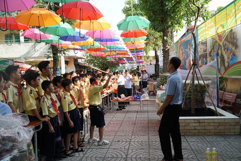 Học sinh tham gia tr&ograve; chơi d&acirc;n gian.&nbsp;