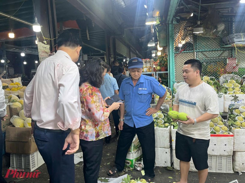 Đo&agrave;n khảo s&aacute;t trao đổi về c&ocirc;ng t&aacute;c chuẩn bị h&agrave;ng h&oacute;a với tiểu thương tại chợ đầu mối n&ocirc;ng sản Thủ Đức