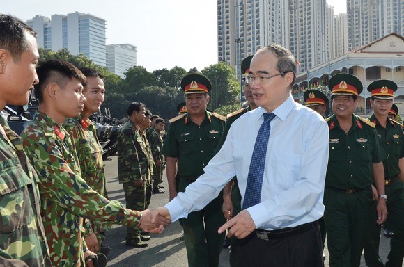 B&#237; thư Th&#224;nh ủy TPHCM Nguyễn Thiện Nh&#226;n thăm, ch&#250;c Tết đơn vị qu&#226;n đội, t&#242;a &#225;n - Ảnh 1