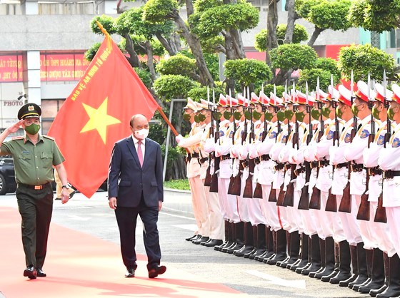 Chủ tịch nước Nguyễn Xu&acirc;n Ph&uacute;c thăm, ch&uacute;c tết C&ocirc;ng an TPHCM, s&aacute;ng 24-1-2022. Ảnh: VIỆT DŨNG