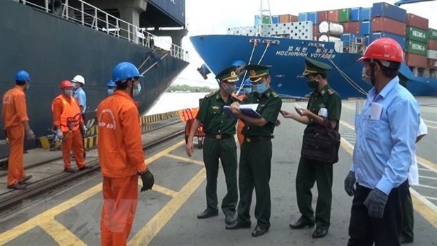 Cán bộ, chiến sỹ biên phòng Cửa khẩu Cảng Thành phố Hồ Chí Minh làm nhiệm vụ tại cảng Nhà Rồng. (Ảnh: TTXVN phát)