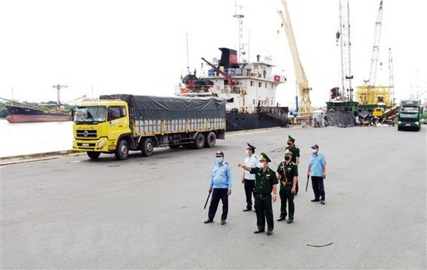 Cán bộ, chiến sỹ Biên phòng Cửa khẩu Cảng Thành phố Hồ Chí Minh làm nhiệm vụ tại cảng Khánh Hội. (Ảnh: TTXVN phát)