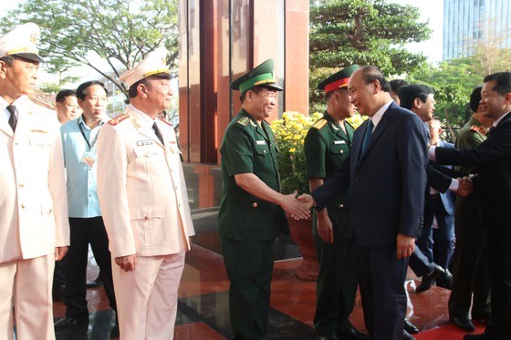 Thủ tướng thăm hỏi l&atilde;nh đạo đơn vị LLVT của TP Đ&agrave; Nẵng. Ảnh: NGUYỄN CƯỜNG