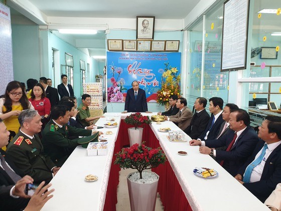 Thủ tướng c&ugrave;ng đo&agrave;n c&ocirc;ng t&aacute;c đến thăm v&agrave; ch&uacute;c tết c&aacute;c địa phương tr&ecirc;n địa b&agrave;n TP Đ&agrave; Nẵng. Ảnh: NGUYỄN CƯỜNG