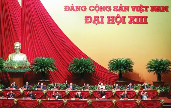 Đo&agrave;n Chủ tịch Đại hội XIII của Đảng gồm 17 đồng ch&iacute;, trong đ&oacute; 16 đồng ch&iacute; Ủy vi&ecirc;n Bộ Ch&iacute;nh trị v&agrave; đồng ch&iacute; Trần Thanh Mẫn, B&iacute; thư Trung ương Đảng, Chủ tịch Ủy ban Trung ương MTTQ Việt Nam. Ảnh: VIẾT CHUNG