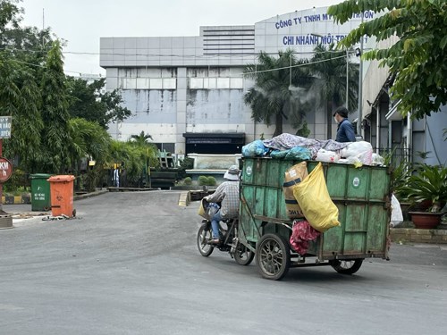 R&aacute;c sinh hoạt bắt đầu tăng, người thu gom r&aacute;c d&acirc;n lập sẽ thu gom đến chiều 29 th&aacute;ng chạp. Trạm trung chuyển r&aacute;c của C&ocirc;ng ty M&ocirc;i trường đ&ocirc; thị TP HCM sẽ hoạt động xuy&ecirc;n suốt, bảo đảm r&aacute;c kh&ocirc;ng &ugrave;n ứ