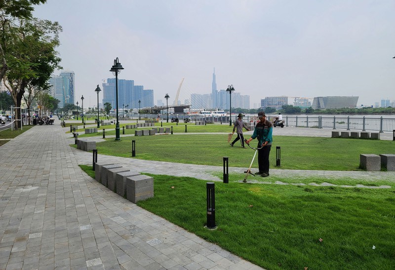 C&aacute;c c&ocirc;ng nh&acirc;n khẩn trương những ng&agrave;y cuối năm để người d&acirc;n c&oacute; kh&ocirc;ng gian xanh, view hướng s&ocirc;ng S&agrave;i G&ograve;n để tham quan, thư gi&atilde;n. Nhiều bệ đ&aacute; cũng được đặt để người d&acirc;n ngồi nghỉ ngơi, ngắm cảnh.