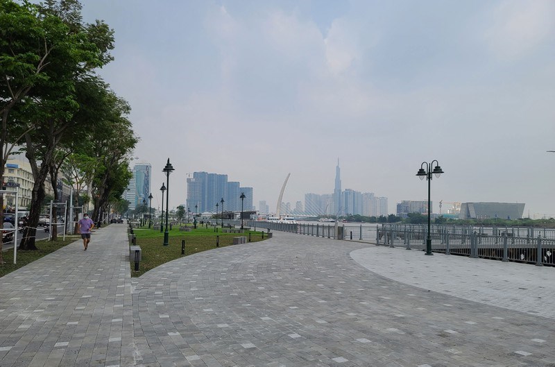 Diện mạo mới của c&ocirc;ng vi&ecirc;n bến Bạch Đằng với nền đ&aacute; hoa cương rất đẹp.