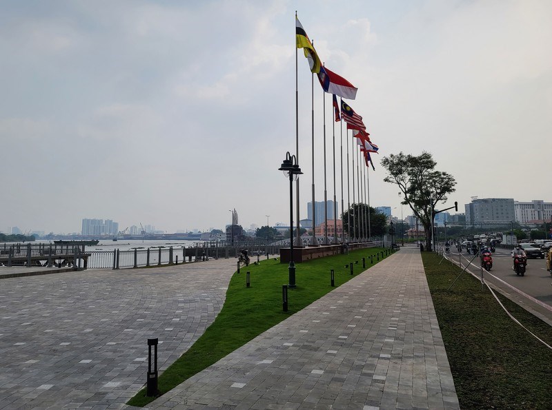 Hiện c&ocirc;ng t&aacute;c chỉnh trang đ&atilde; ho&agrave;n tất. Đơn vị thi c&ocirc;ng cho biết s&aacute;ng mai (26-1) sẽ b&agrave;n giao&nbsp;c&ocirc;ng tr&igrave;nh&nbsp;cho cơ quan chức năng v&agrave; mở c&aacute;c d&acirc;y ngăn c&aacute;ch để người d&acirc;n thoải m&aacute;i tham quan. Trong ảnh, h&agrave;ng cờ được l&agrave;m lại đẹp hơn trước l&agrave; điểm nhấn khu c&ocirc;ng vi&ecirc;n bến Bạch Đằng n&agrave;y.