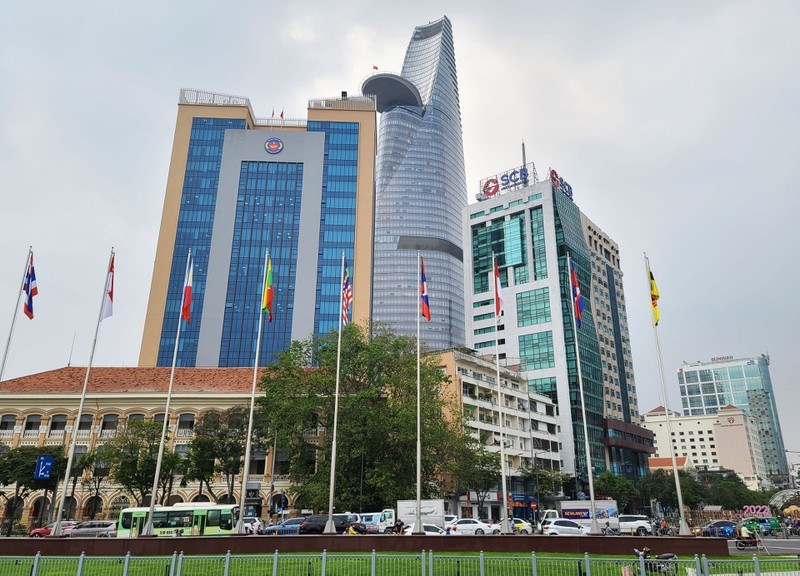 H&agrave;ng cột cờ nh&igrave;n từ bến Bạch Đằng sang trung t&acirc;m quận 1.