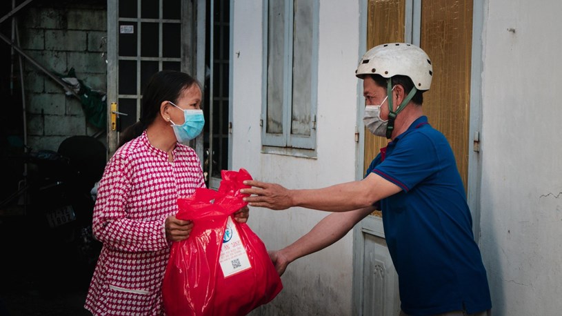 Trao t&uacute;i an sinh cho người d&acirc;n kh&oacute; khăn bị ảnh hưởng bởi dịch Covid-19