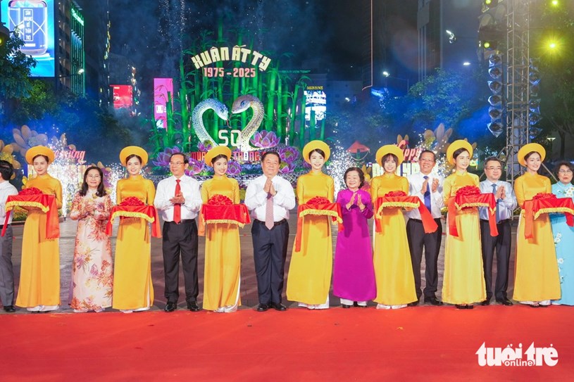 Đến dự lễ v&agrave; cắt băng khai mạc c&oacute; Ủy vi&ecirc;n Bộ Ch&iacute;nh trị Nguyễn Trọng Nghĩa - trưởng Ban Tuy&ecirc;n gi&aacute;o Trung ương, &ocirc;ng Nguyễn Văn N&ecirc;n - b&iacute; thư Th&agrave;nh ủy TP.HCM, &ocirc;ng Phan Văn M&atilde;i - chủ tịch UBND TP.HCM v&agrave; &ocirc;ng Nguyễn Thanh Nghị - ph&oacute; b&iacute; thư thường trực Th&agrave;nh ủy TP.HCM.