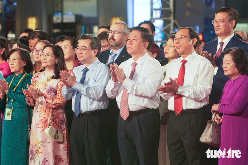 L&atilde;nh đạo TP.HCM dự lễ khai mạc Đường hoa Nguyễn Huệ tối 27-1.&nbsp;&nbsp;