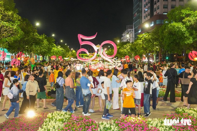 Đ&ocirc;ng đảo c&aacute;c gia đ&igrave;nh ở TP.HCM tranh thủ thưởng l&atilde;m đường hoa sớm, một số cho biết sẽ về qu&ecirc; từ ng&agrave;y mai.