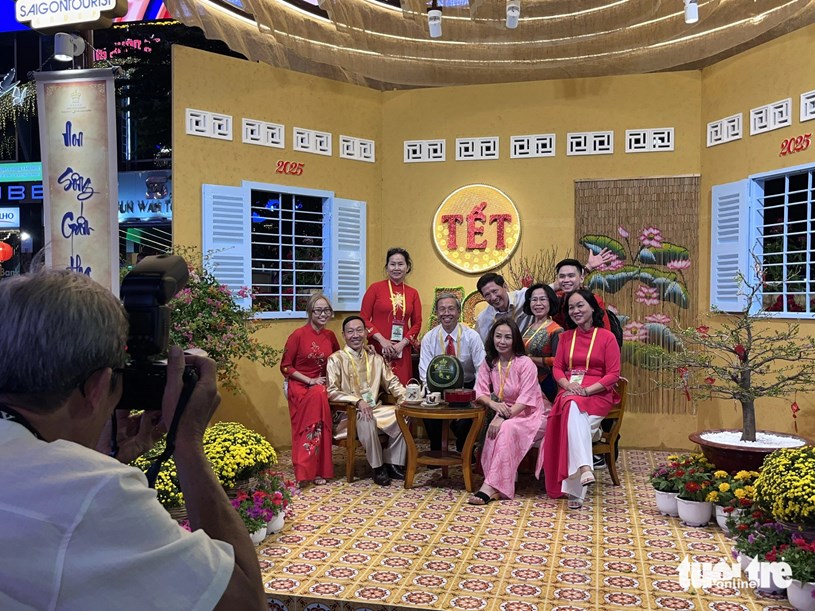Người d&acirc;n TP.HCM v&agrave; du kh&aacute;ch sẽ c&oacute; những giờ ph&uacute;t thưởng ngoạn, trải nghiệm th&uacute; vị tại Đường hoa Nguyễn Huệ Tết 2025 c&ugrave;ng chung niềm vui Tết đo&agrave;n vi&ecirc;n &ldquo;Non s&ocirc;ng gấm hoa, vui xu&acirc;n th&aacute;i h&ograve;a&rdquo;.