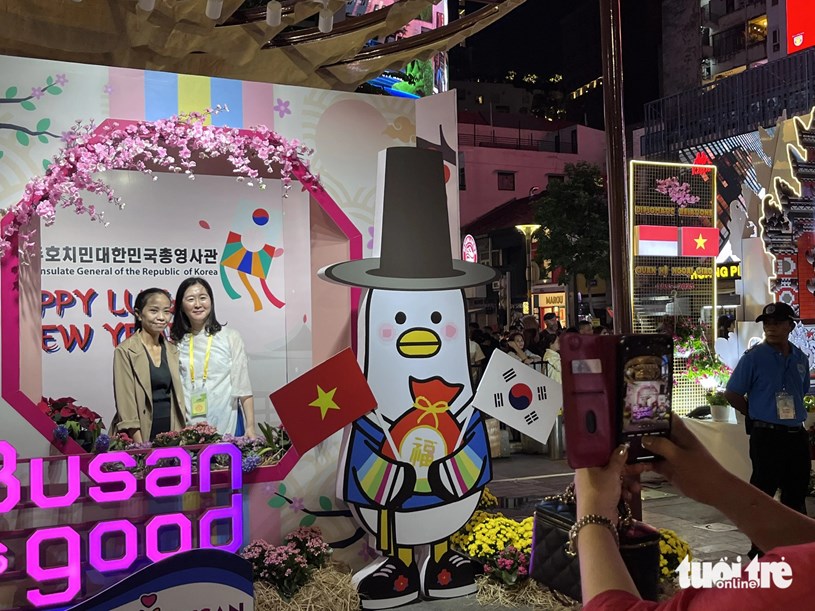 Đường hoa Nguyễn Huệ l&agrave; điểm đến hấp dẫn của người d&acirc;n th&agrave;nh phố v&agrave; du kh&aacute;ch trong nước v&agrave; quốc tế.