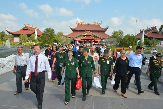 Đ&ocirc;ng đảo đại biểu dự họp mặt truyền thống tại đền Gia Định. Ảnh: VIỆT DŨNG