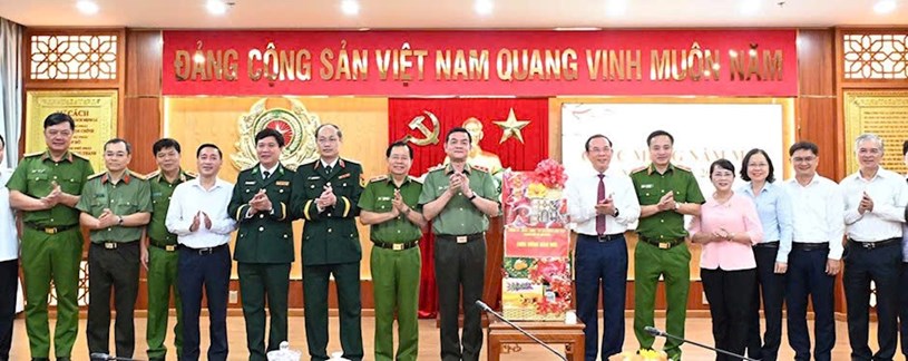 B&iacute; thư Th&agrave;nh ủy TP HCM Nguyễn Văn N&ecirc;n thăm, ch&uacute;c Tết C&ocirc;ng an TP HCM. Ảnh: Trang tin điện tử Đảng bộ TP HCM &nbsp;