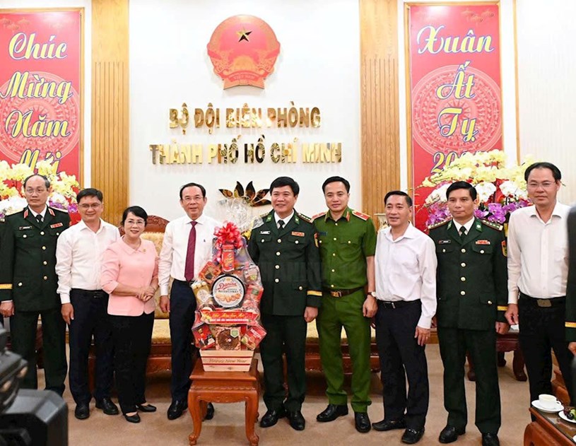 B&iacute; thư Th&agrave;nh ủy TP HCM Nguyễn Văn N&ecirc;n thăm, ch&uacute;c Tết Bộ đội Bi&ecirc;n ph&ograve;ng TP HCM. Ảnh: Trang tin điện tử Đảng bộ TP HCM &nbsp;