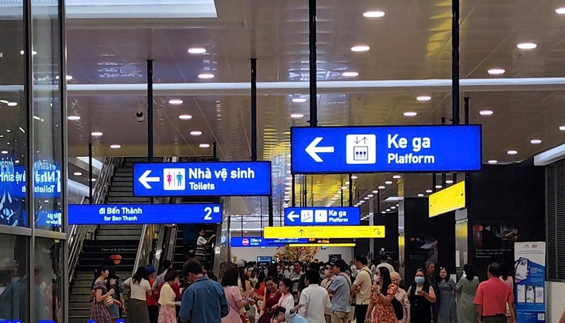 Đ&ocirc;ng đảo h&agrave;nh kh&aacute;ch đi metro ng&agrave;y đầu năm mới Ất Tỵ. Ảnh: HURC1&nbsp;&nbsp;