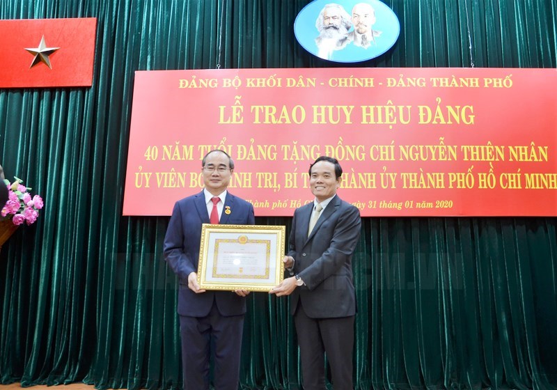 Ph&oacute; B&iacute; thư Thường trực Th&agrave;nh ủy TPHCM Trần Lưu Quang trao Huy hiệu 40 năm tuổi Đảng cho B&iacute; thư Th&agrave;nh ủy TPHCM Nguyễn Thiện Nh&acirc;n.