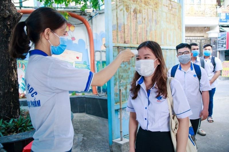 Sinh vi&ecirc;n Trường ĐH C&ocirc;ng nghiệp thực phẩm TPHCM được đo th&acirc;n nhiệt khi ra v&agrave;o trường trong đợt dịch trước đ&oacute;