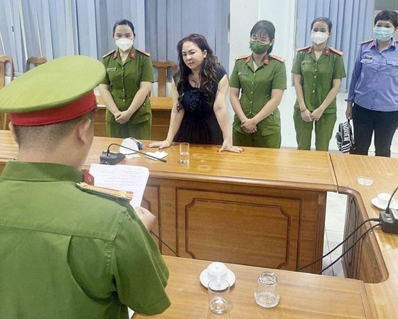 Bị can Nguyễn Phương Hằng nghe lực lượng chức năng đọc lệnh bắt tạm giam