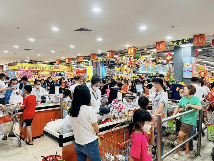 Kh&aacute;ch h&agrave;ng mua sắm Tết tại hệ thống b&aacute;n lẻ của Saigon Co.op v&agrave;o dịp Tết Qu&yacute; M&atilde;o 2023 - Ảnh: H.C