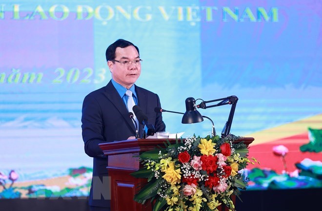 Chủ tịch Tổng Liên đoàn Lao động Việt Nam Nguyễn Đình Khang báo cáo công tác phối hợp giữa Chính phủ và Tổng Liên đoàn Lao động Việt Nam. (Ảnh: Dương Giang/TTXVN)