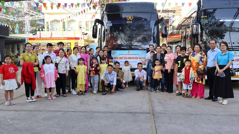 C&aacute;c gia đ&igrave;nh CNVC-LĐ hội tụ trong Chương tr&igrave;nh "C&ocirc;ng nh&acirc;n du xu&acirc;n" do LĐLĐ quận B&igrave;nh T&acirc;n, TP HCM tổ chức