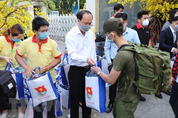 Ph&oacute; B&iacute; thư Th&agrave;nh ủy Th&agrave;nh phố Hồ Ch&iacute; Minh Nguyễn Hồ Hải trao qu&agrave; Tết cho sinh vi&ecirc;n trước giờ l&ecirc;n xe. (Ảnh: Hồng Giang/TTXVN)