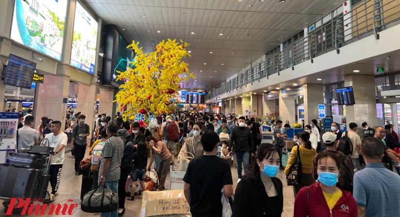 Cảng hàng không quốc tế Tân Sơn Nhất phục vụ lượng khách lớn dịp Tết Nguyên đán 2023 - Ảnh: Quốc Thái