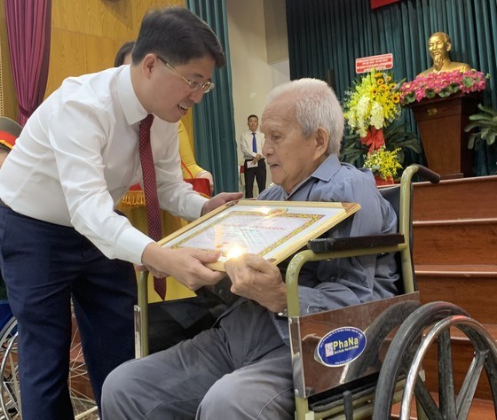 B&iacute; thư Quận ủy quận Ph&uacute; Nhuận Phạm Hồng Sơn trao Huy hiệu 75 năm tuổi Đảng đến đảng vi&ecirc;n cao tuổi Đảng. Ảnh: TH&Aacute;I PHƯƠNG