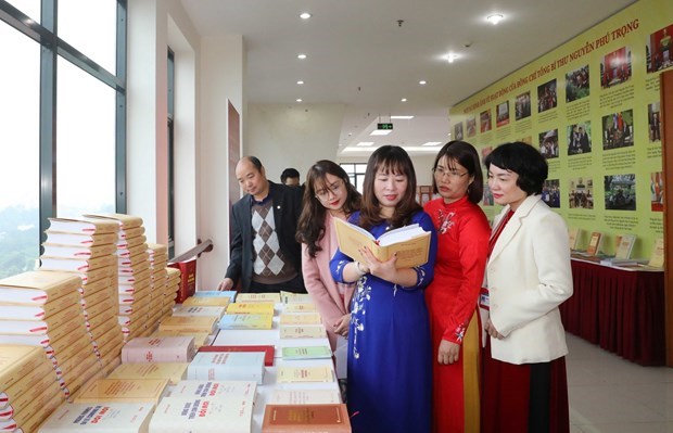 Đại biểu tham quan trưng bày sách của Tổng Bí thư Nguyễn Phú Trọng. (Ảnh: Phương Hoa/TTXVN)