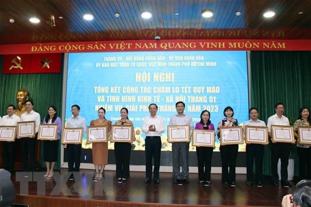 Các tập thể đón nhận Bằng khen của Chủ tịch UBND Thành phố Hồ Chí Minh vì có thành tích xuất sắc trong công tác tổ chức, chăm lo Tết Quý Mão 2023. (Ảnh: Tiến Lực/TTXVN)